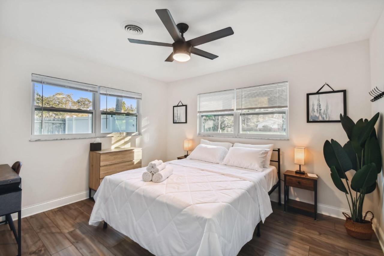 Plush Sheets, Games!, Huge Backyard, Massage Chair Tampa Dış mekan fotoğraf